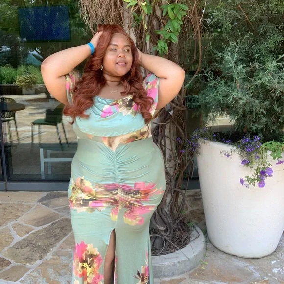 This dress stretches!😍🌺 And you will definitely be complimented. Worn once!❤️ - Picture 4 of 4